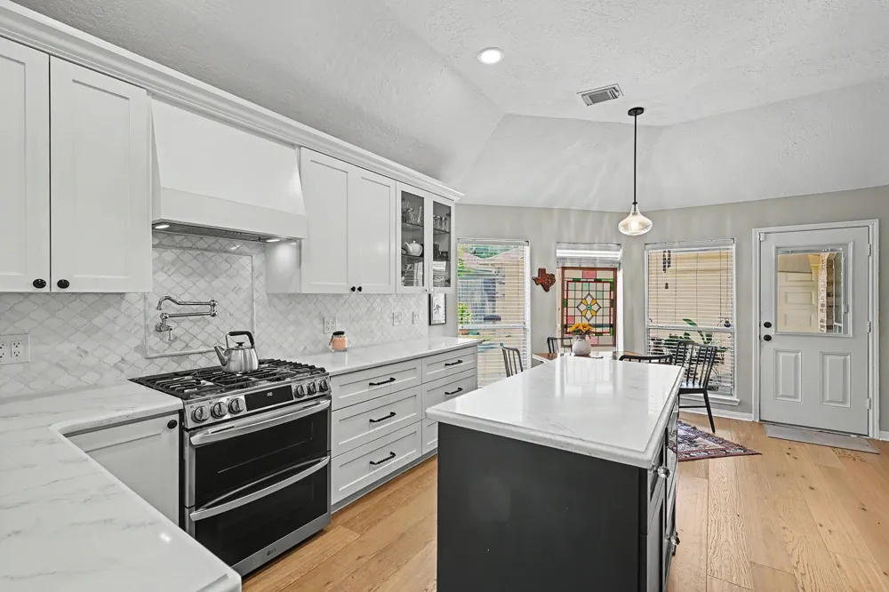 933 Mystic Village Lane Seabrook, TX 77586