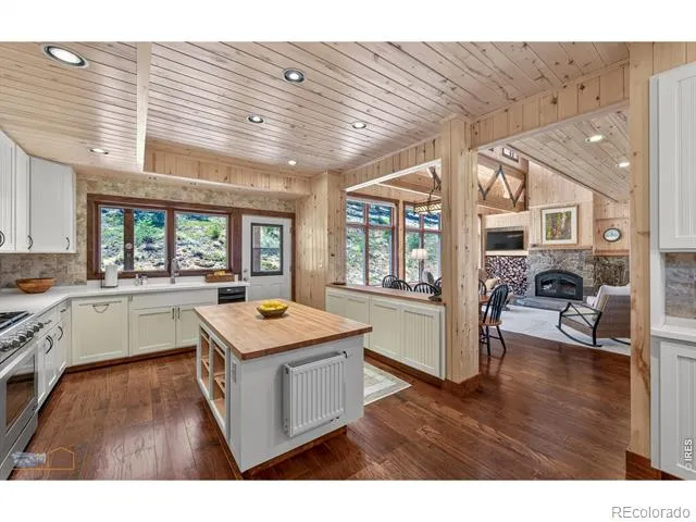 942 Spruce Drive Lyons, CO 80540