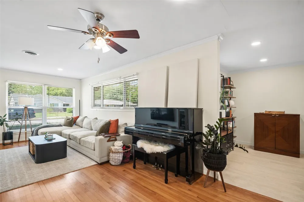 4830 Hummingbird Street Houston, TX 77035