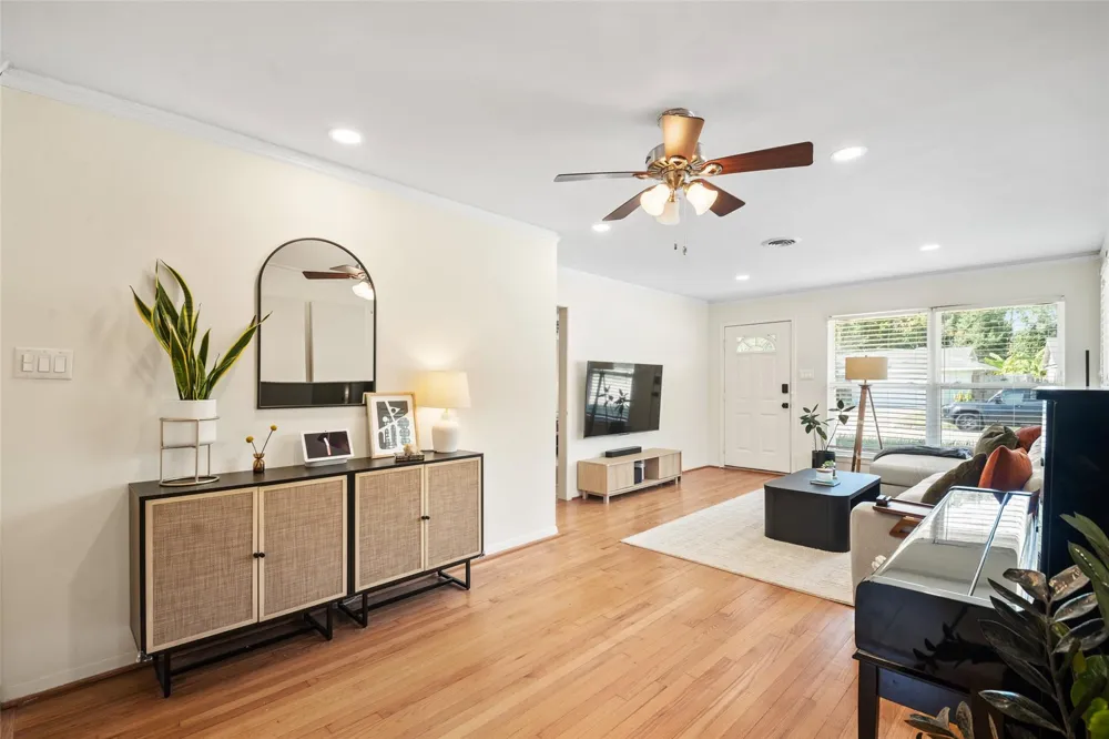 4830 Hummingbird Street Houston, TX 77035