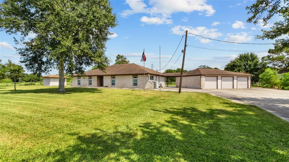 2915 Cemetery Road Santa Fe, TX 77517