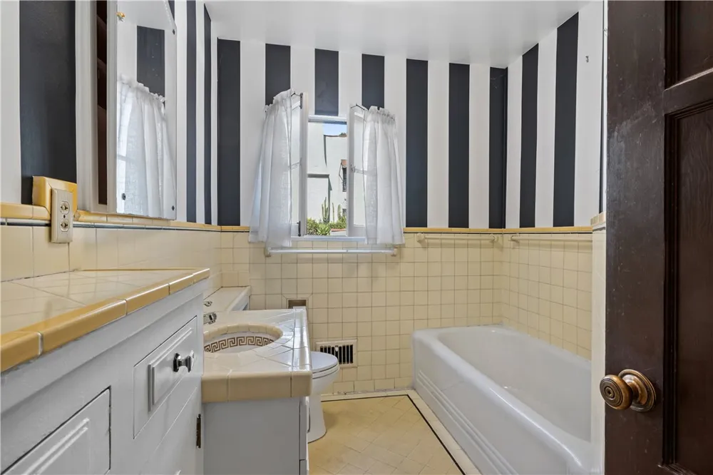 4691 College View Los Angeles, CA 90041