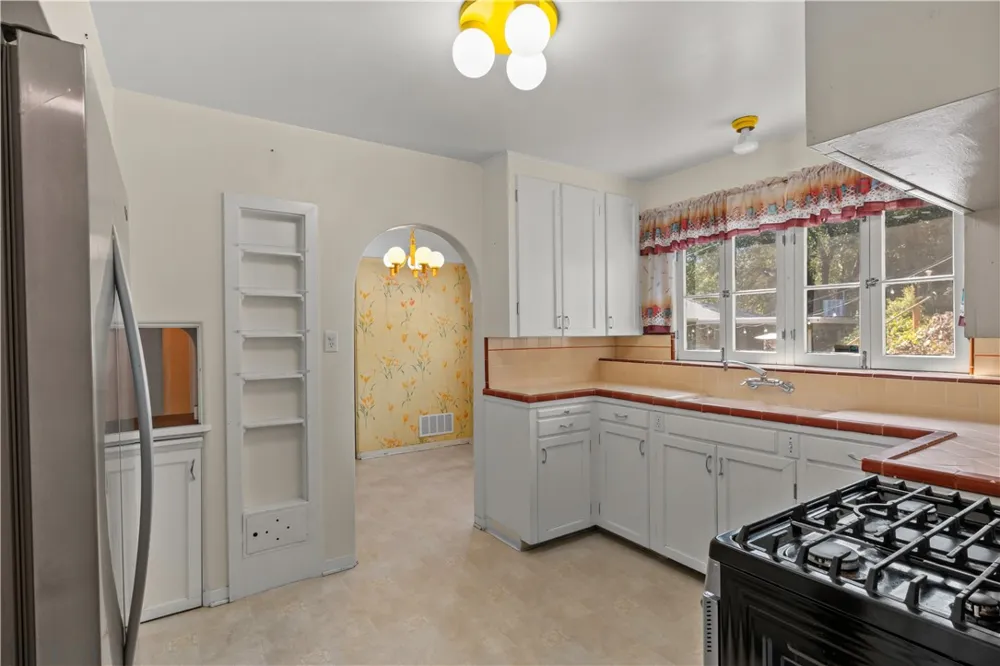 4691 College View Los Angeles, CA 90041