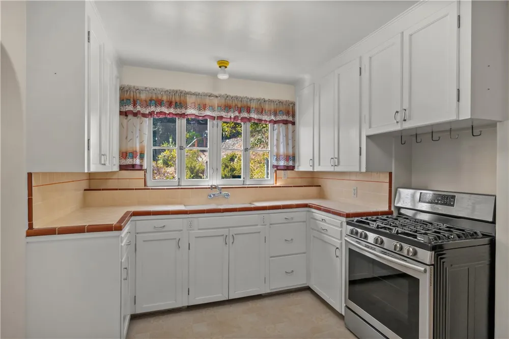 4691 College View Los Angeles, CA 90041