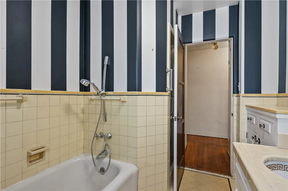 4691 College View Los Angeles, CA 90041