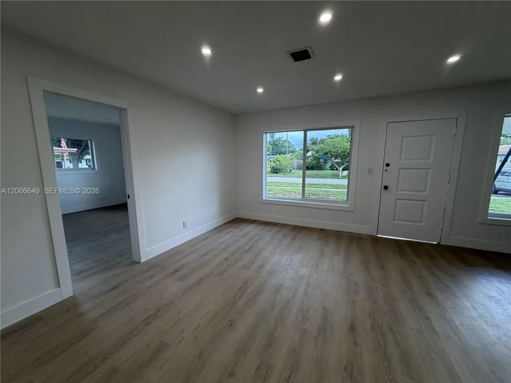838 Fairway Dr Plantation, FL 33317