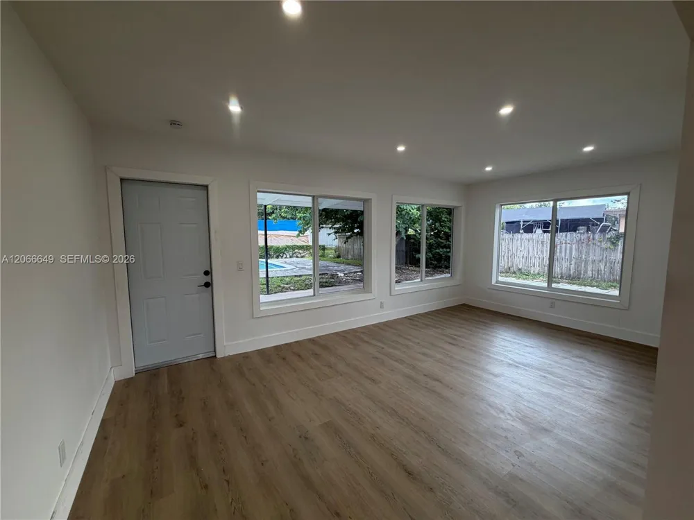 838 Fairway Dr Plantation, FL 33317