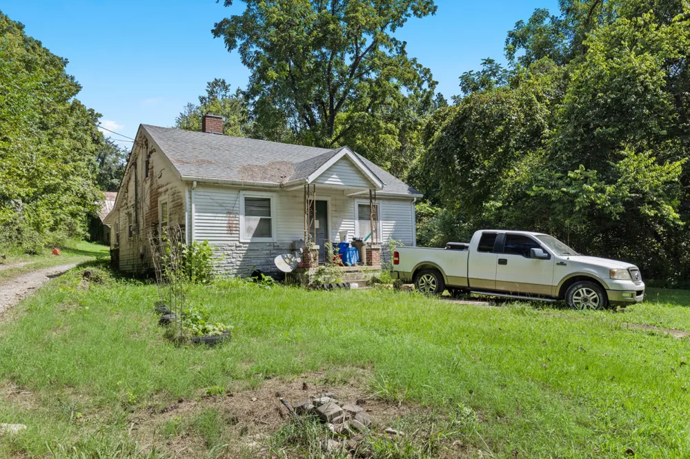 1318 Old Clarksville Pike Pleasant View, TN 37146