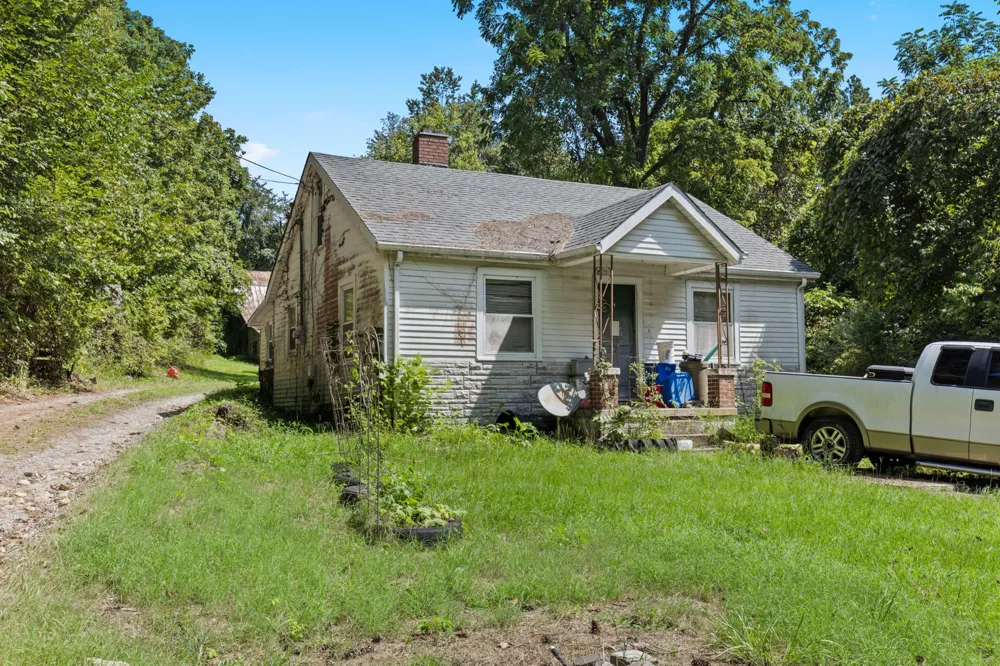 1318 Old Clarksville Pike Pleasant View, TN 37146