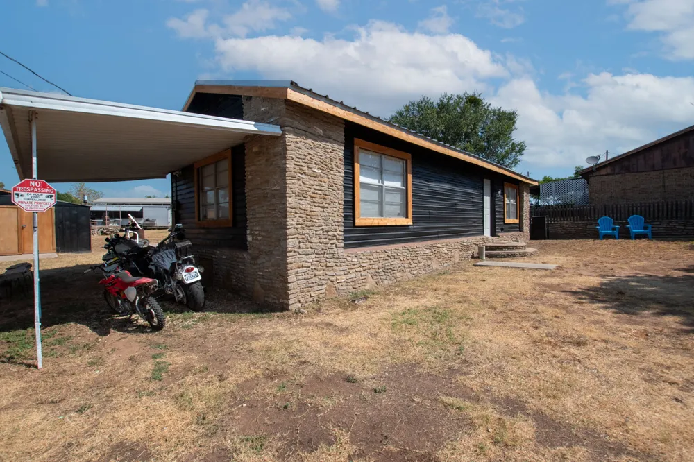 817 Ridgeway Tow, TX 78672