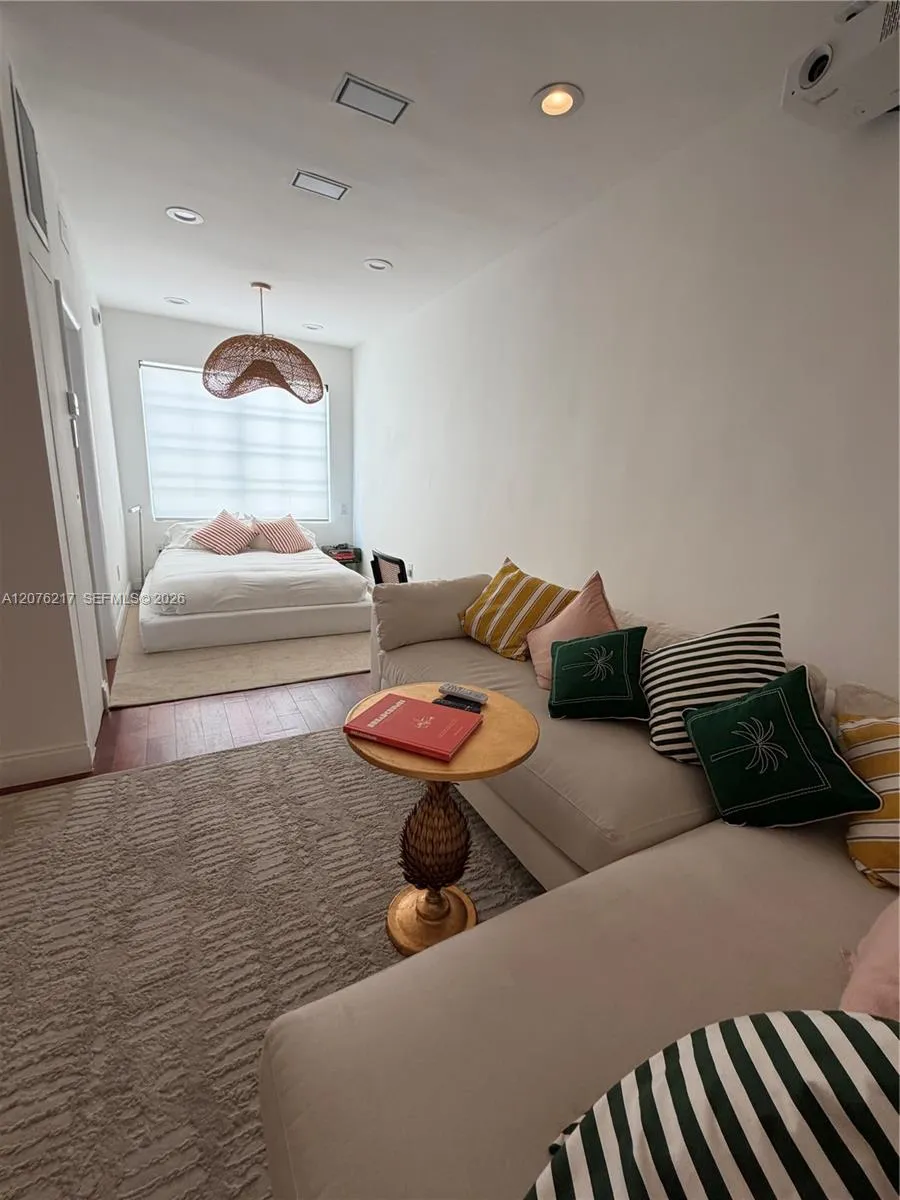 526 15th St #12 Miami Beach, FL 33139