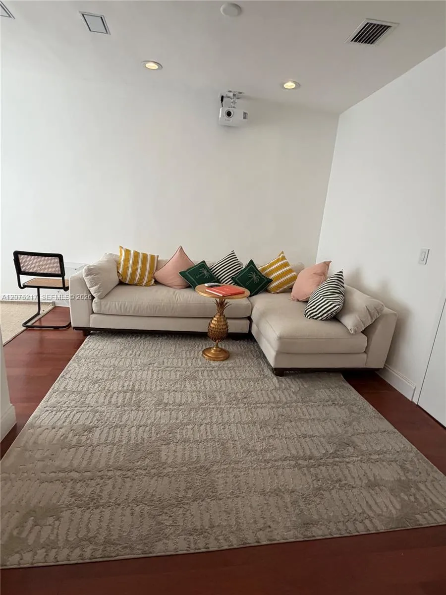 526 15th St #12 Miami Beach, FL 33139