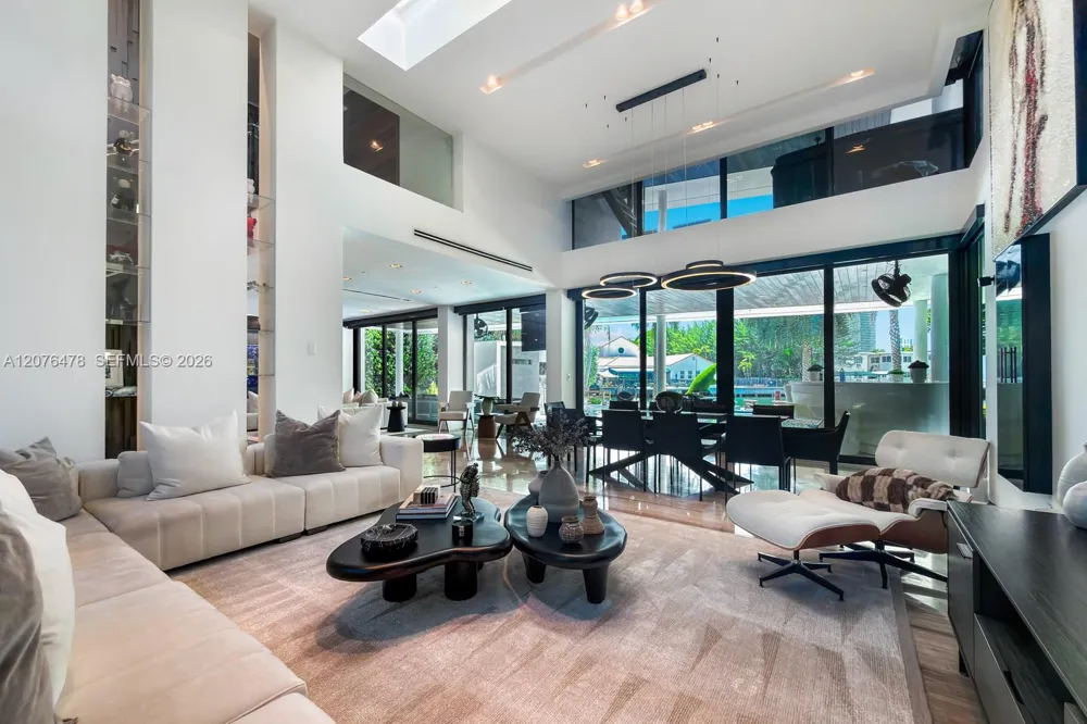 528 Lakeview Ct Miami Beach, FL 33140