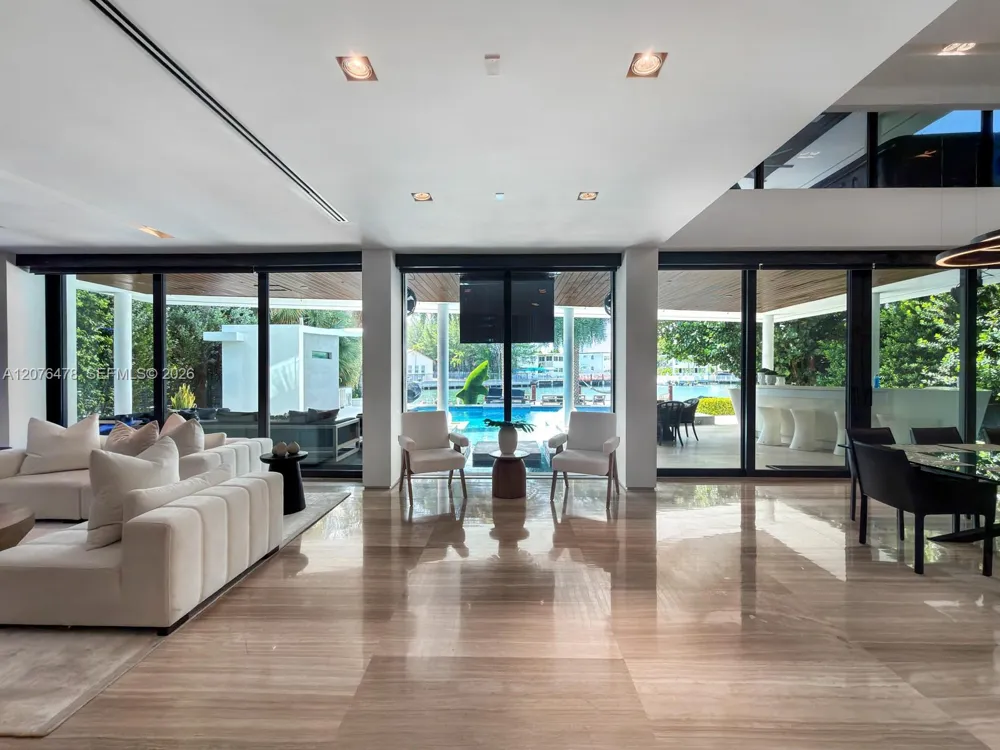 528 Lakeview Ct Miami Beach, FL 33140