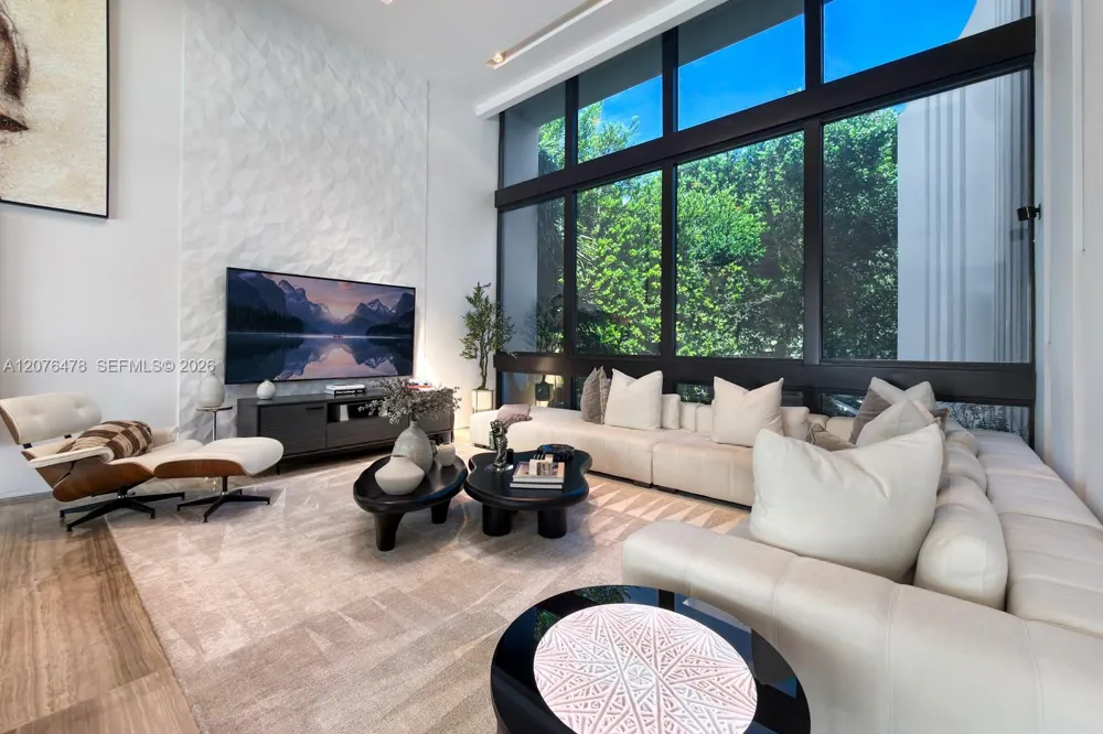 528 Lakeview Ct Miami Beach, FL 33140