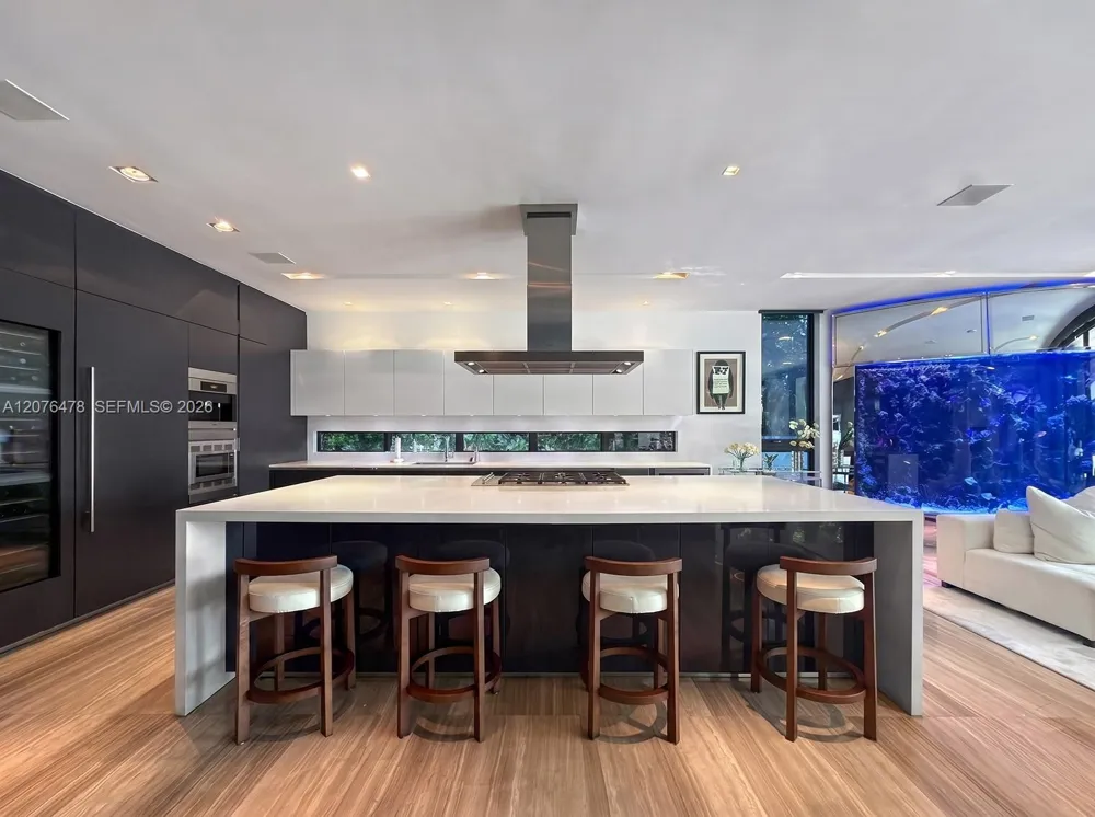528 Lakeview Ct Miami Beach, FL 33140