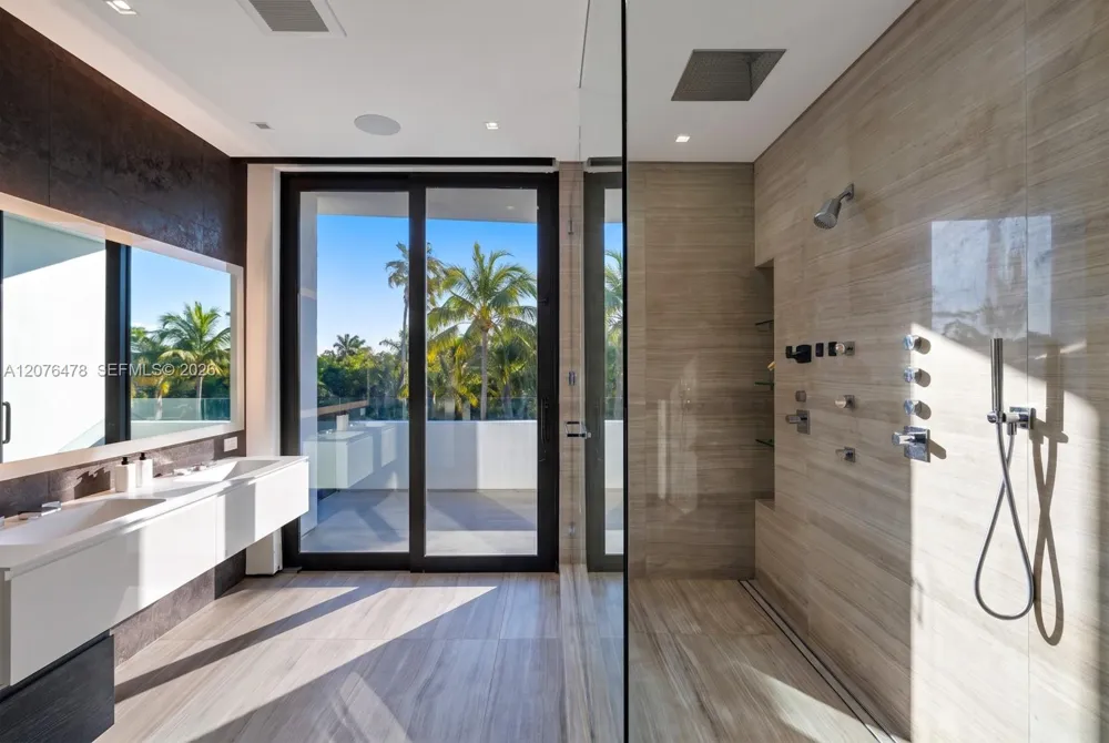 528 Lakeview Ct Miami Beach, FL 33140