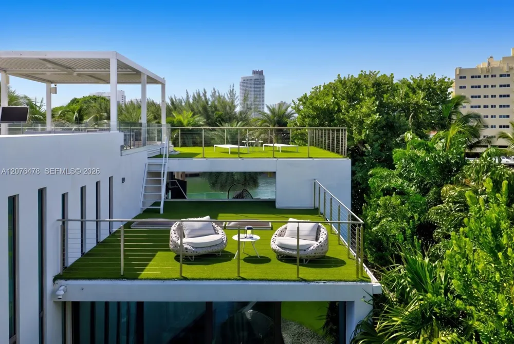 528 Lakeview Ct Miami Beach, FL 33140