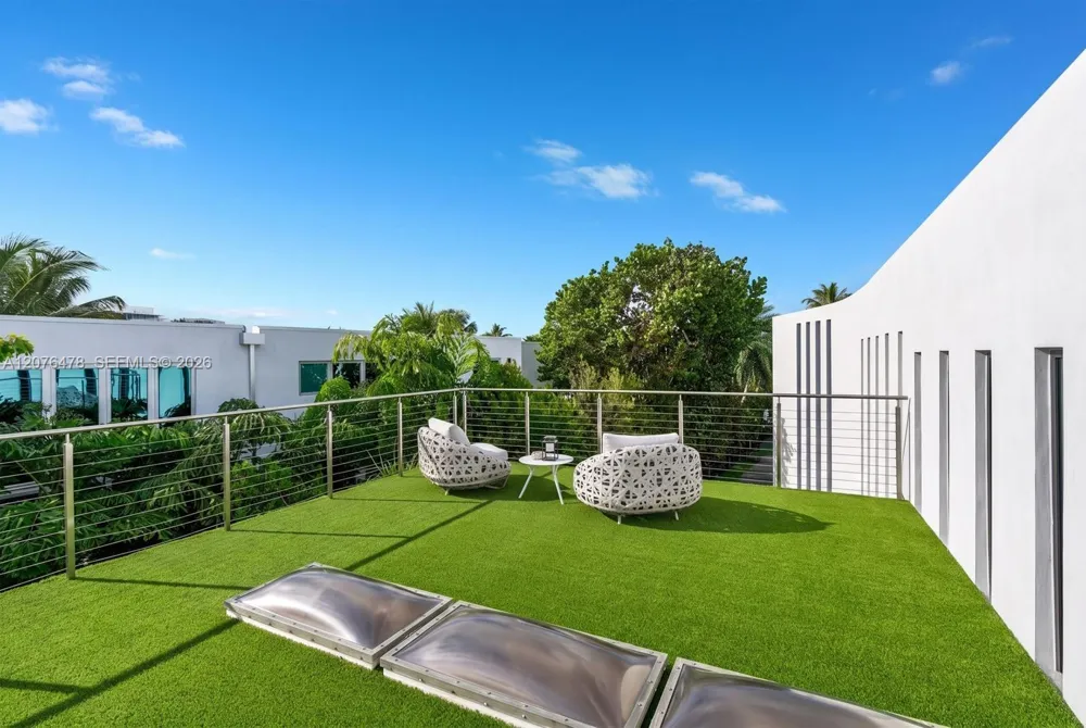 528 Lakeview Ct Miami Beach, FL 33140
