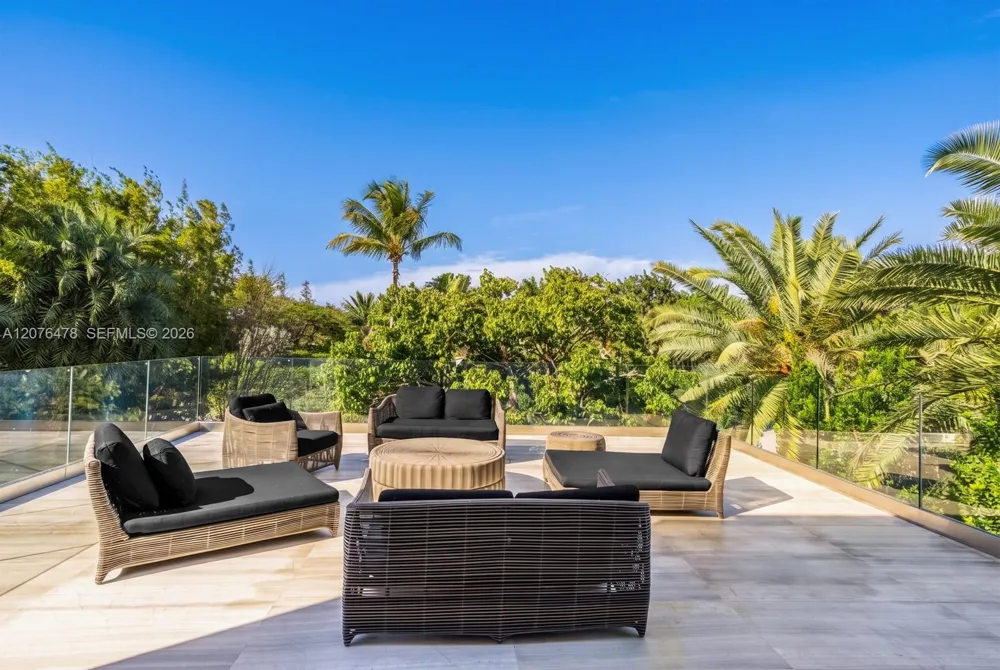 528 Lakeview Ct Miami Beach, FL 33140