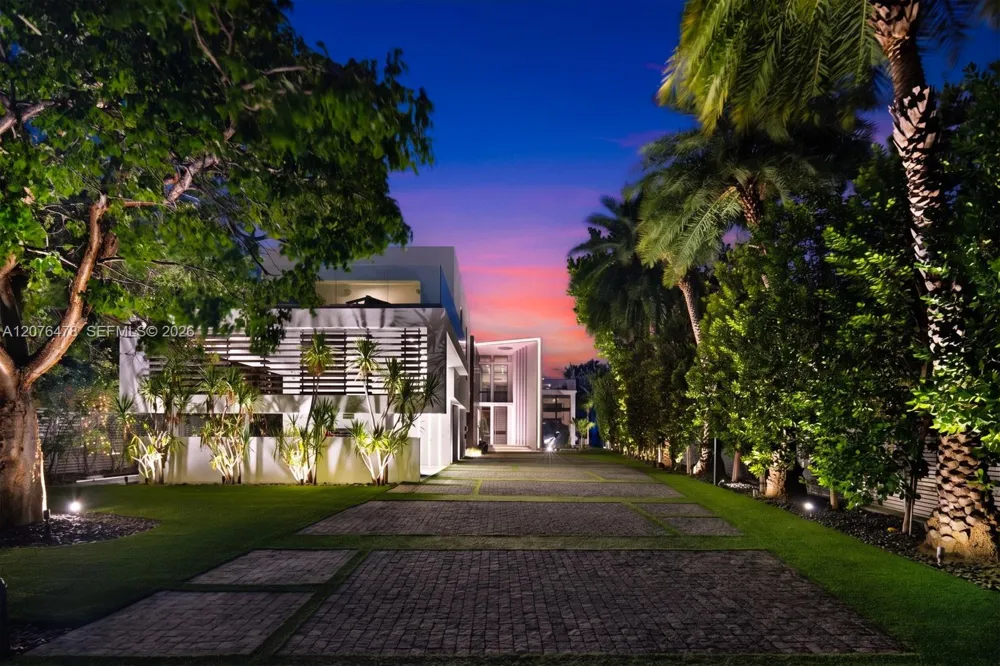 528 Lakeview Ct Miami Beach, FL 33140
