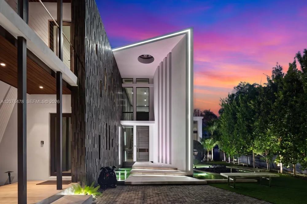 528 Lakeview Ct Miami Beach, FL 33140