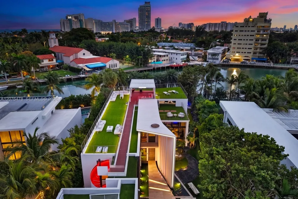 528 Lakeview Ct Miami Beach, FL 33140