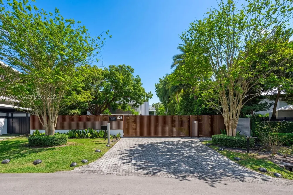528 Lakeview Ct Miami Beach, FL 33140