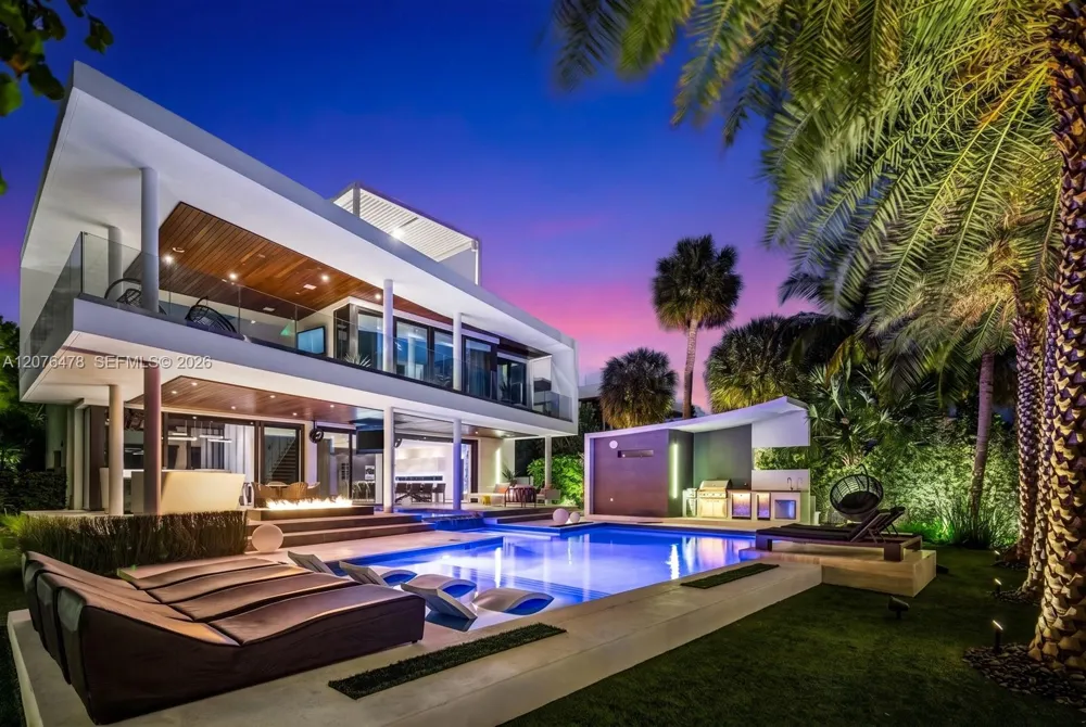 528 Lakeview Ct Miami Beach, FL 33140