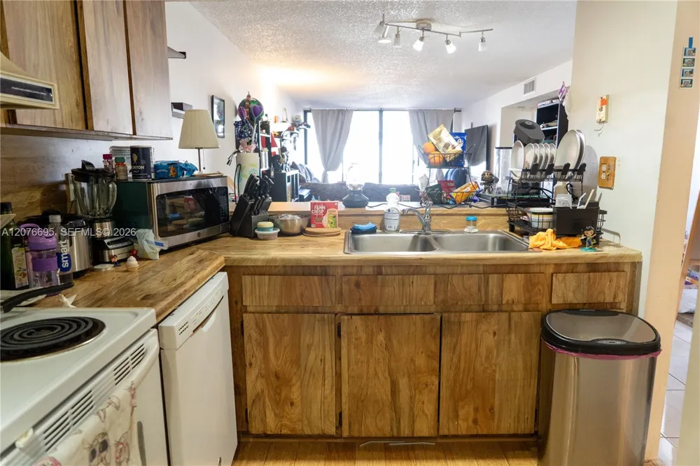 1541 NW 113th Ave Pembroke Pines, FL 33026
