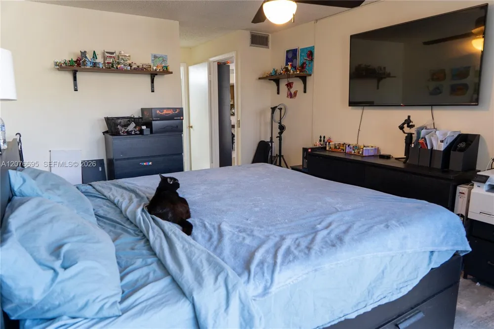 1541 NW 113th Ave Pembroke Pines, FL 33026