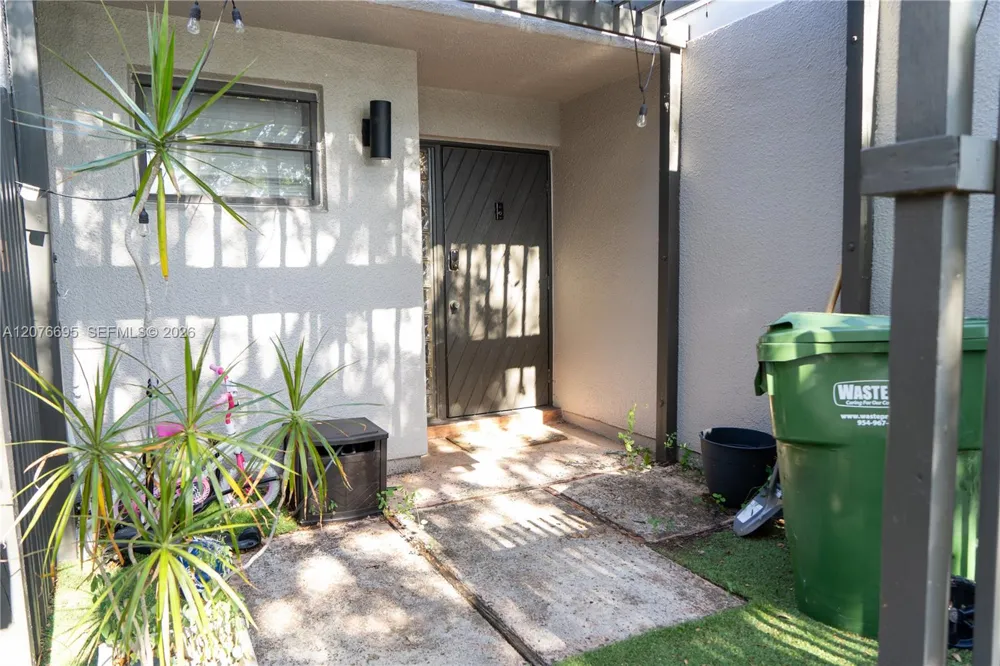1541 NW 113th Ave Pembroke Pines, FL 33026