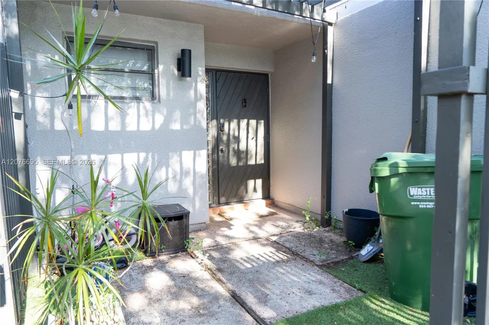 1541 NW 113th Ave Pembroke Pines, FL 33026