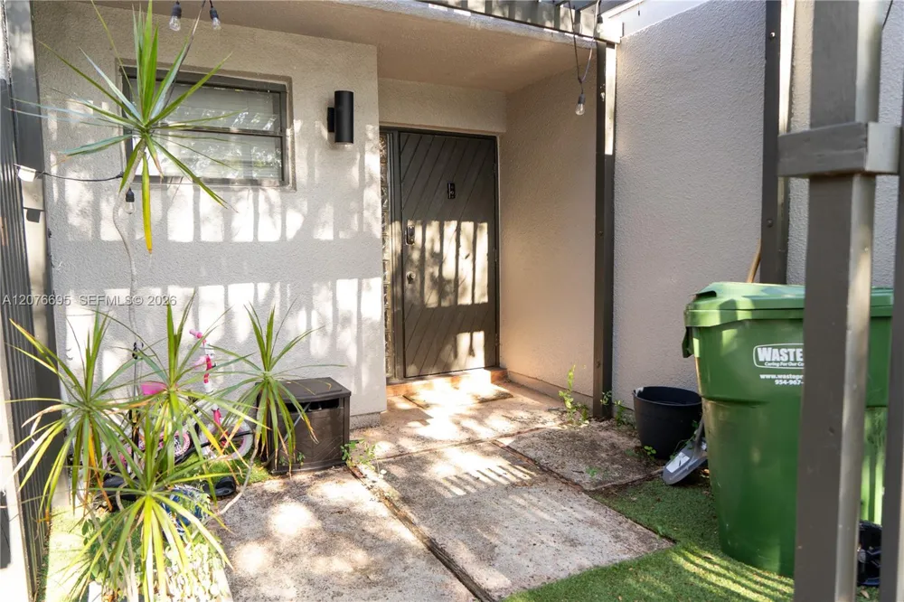 1541 NW 113th Ave Pembroke Pines, FL 33026