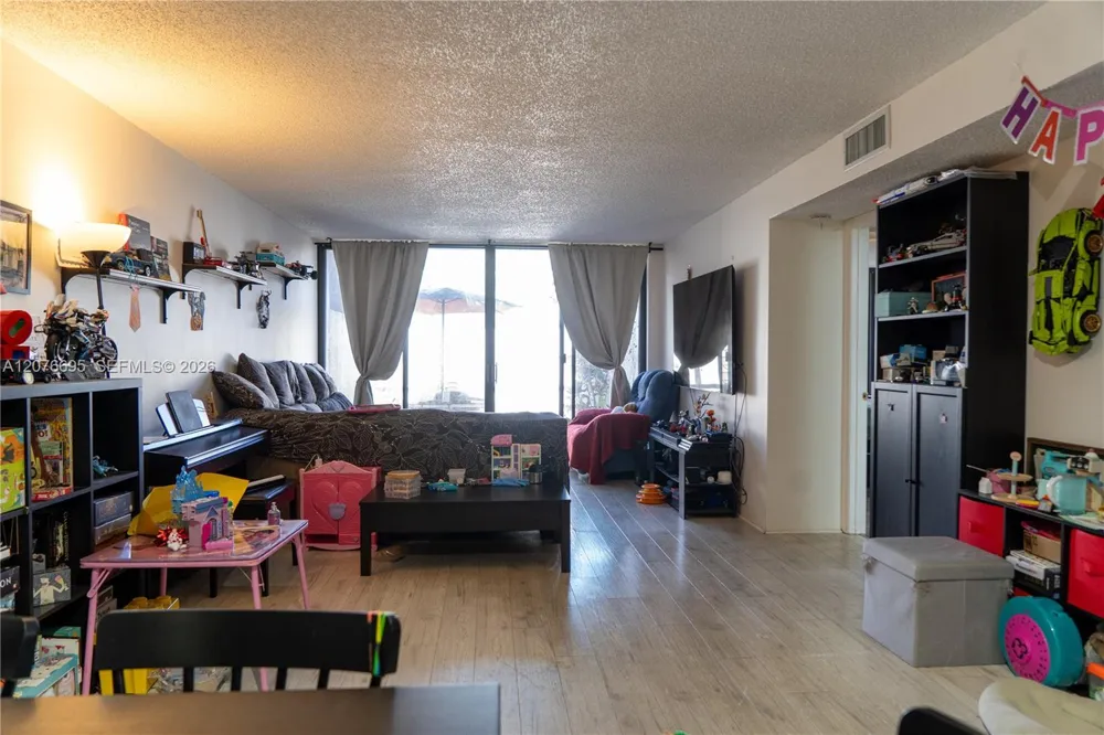 1541 NW 113th Ave Pembroke Pines, FL 33026