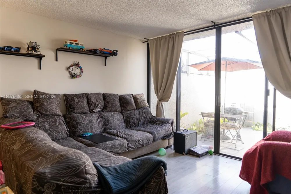 1541 NW 113th Ave Pembroke Pines, FL 33026