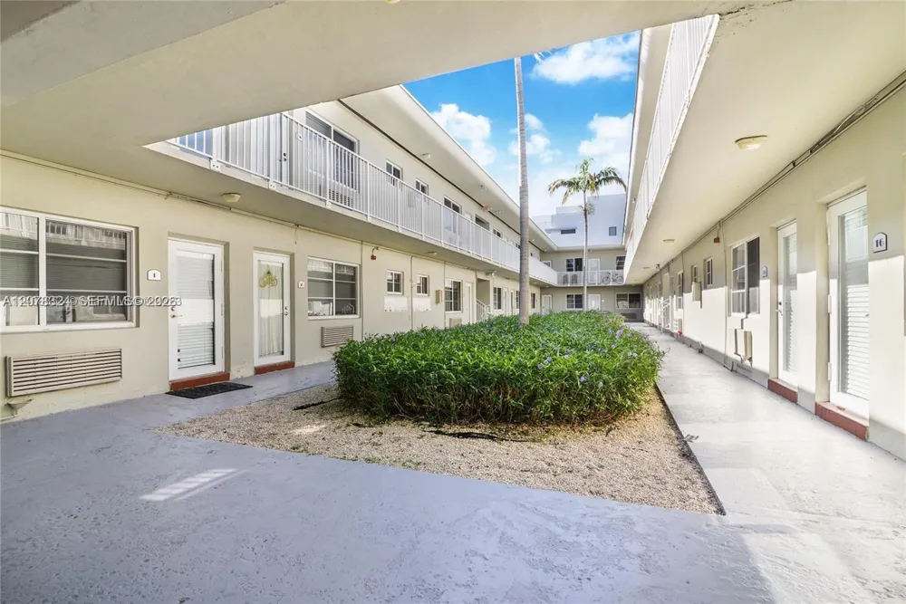 6930 Rue Versailles #31 Miami Beach, FL 33141