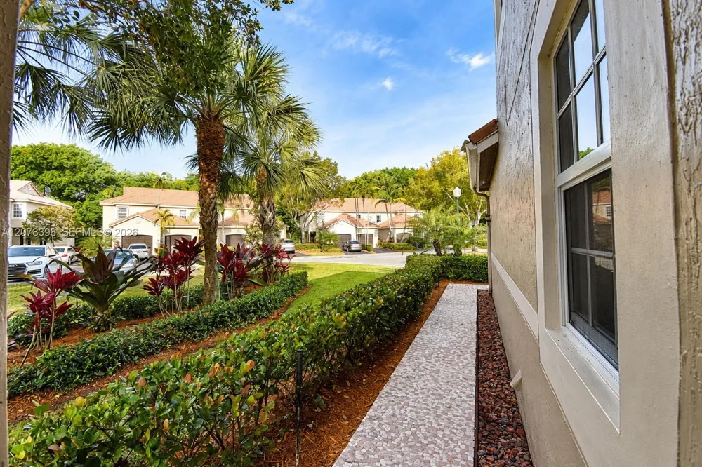 700 Sorrento Dr Weston, FL 33326
