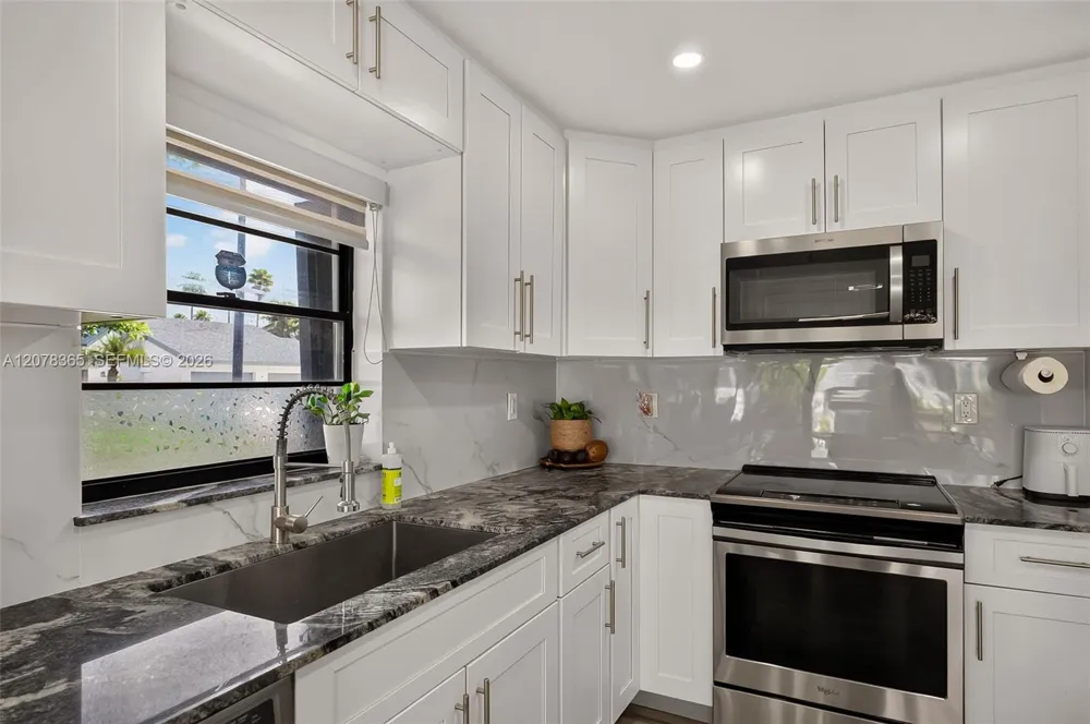 9852 NW 52nd Ter Doral, FL 33178