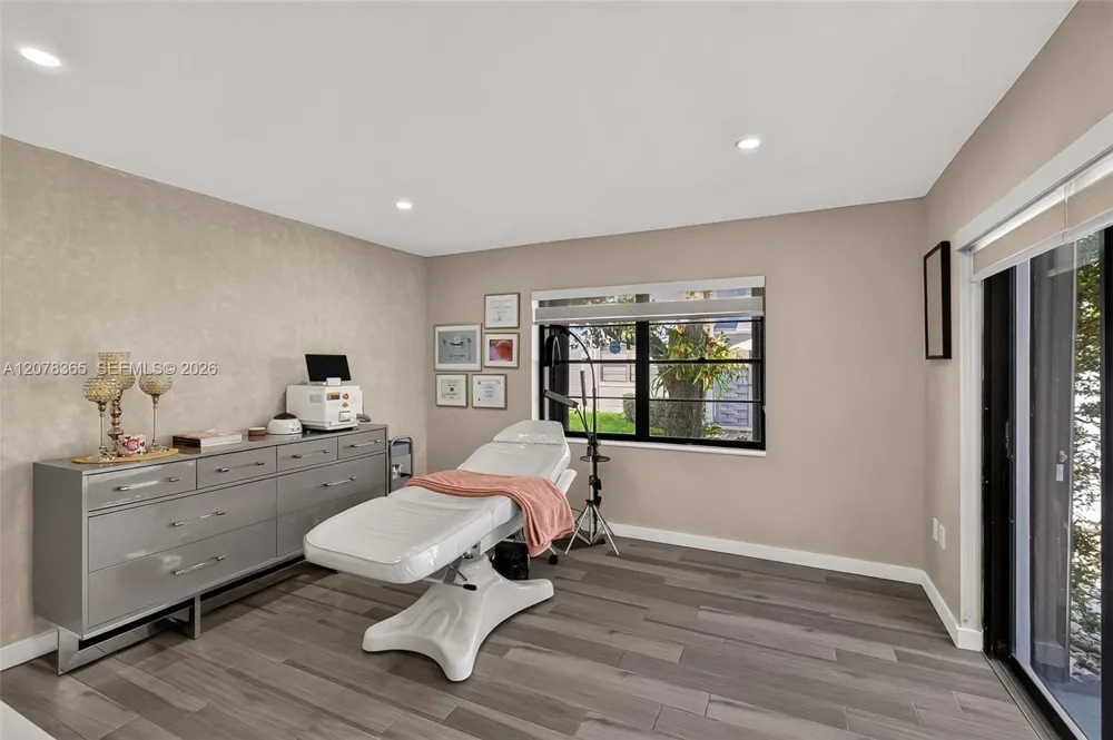 9852 NW 52nd Ter Doral, FL 33178