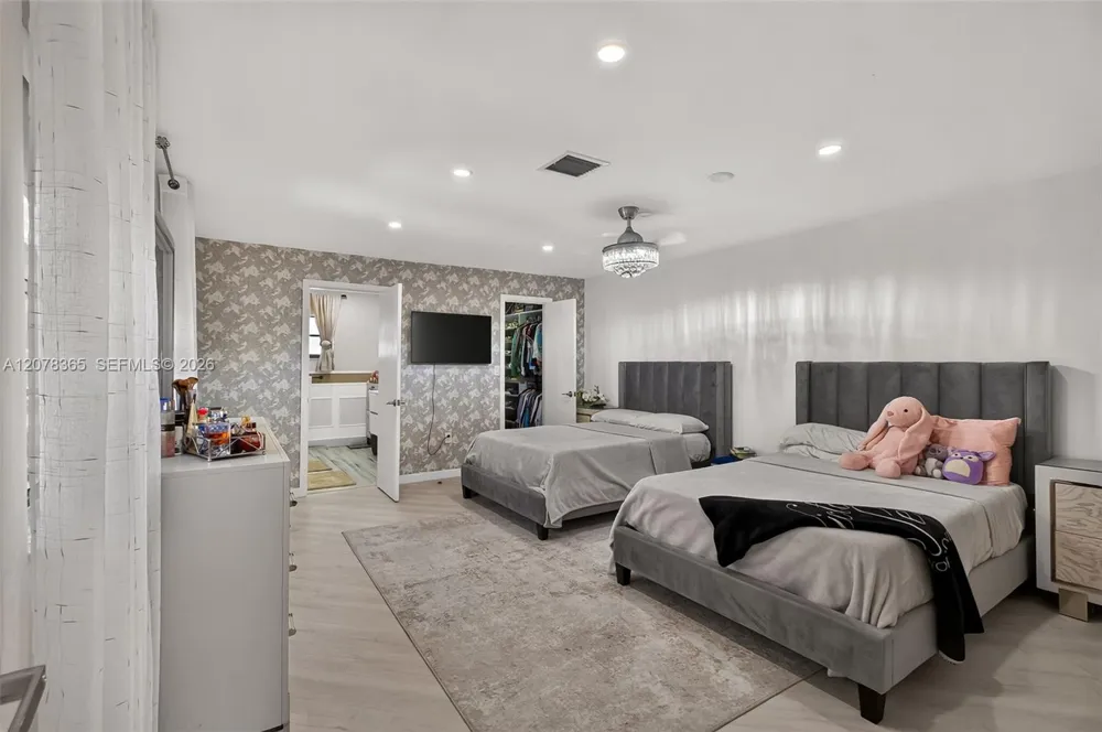 9852 NW 52nd Ter Doral, FL 33178
