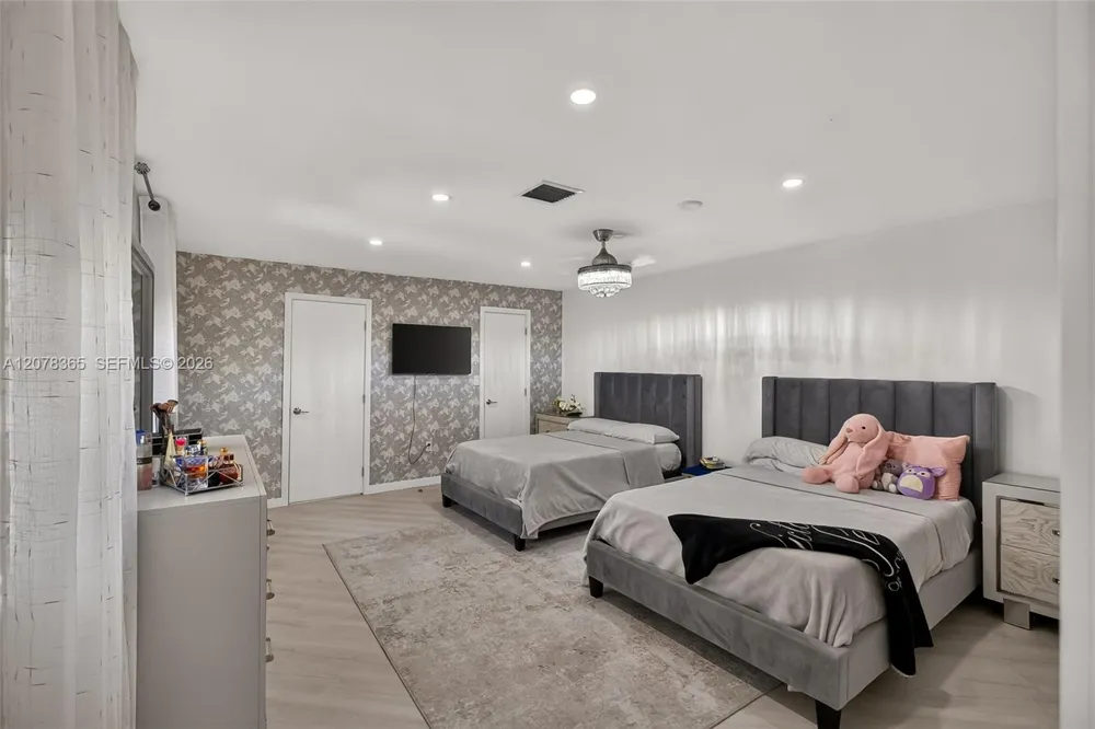 9852 NW 52nd Ter Doral, FL 33178