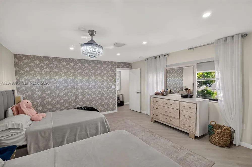 9852 NW 52nd Ter Doral, FL 33178