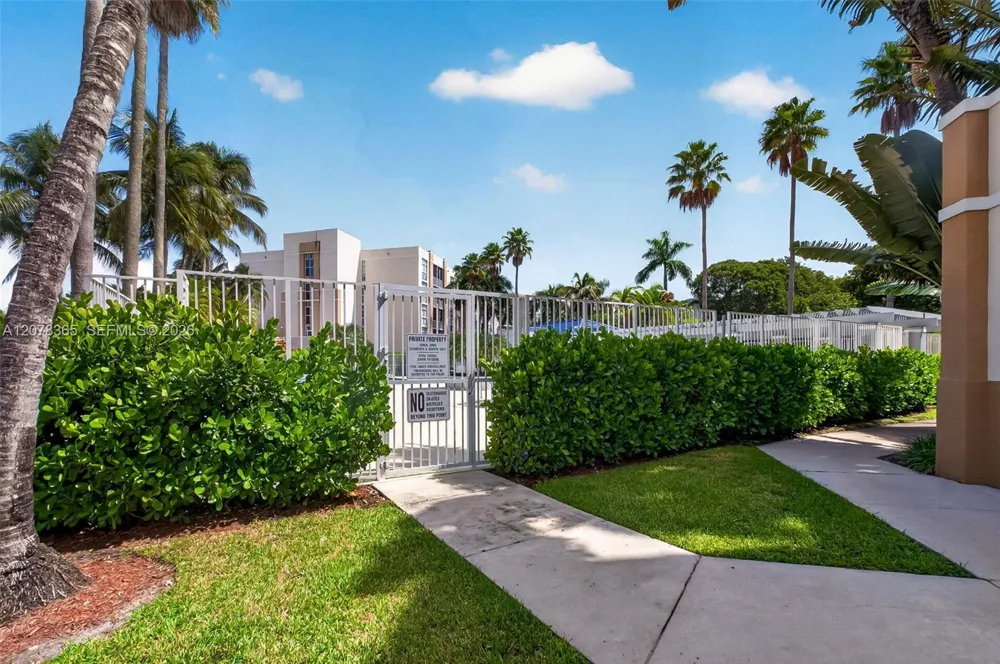 9852 NW 52nd Ter Doral, FL 33178