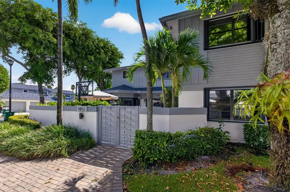 9852 NW 52nd Ter Doral, FL 33178