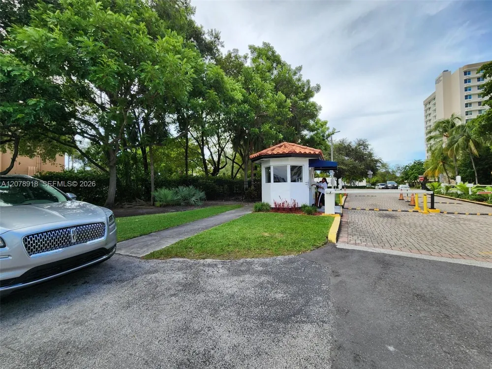 2780 NE 183rd St #215 Aventura, FL 33160