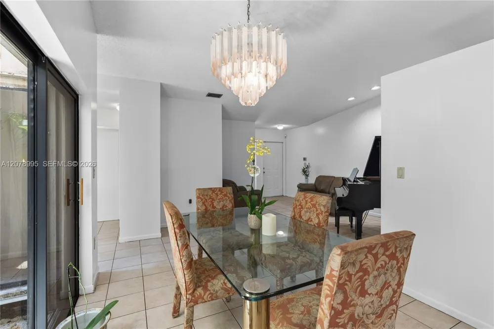 6633 NW 176th Ter Hialeah, FL 33015