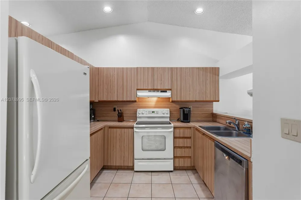 6633 NW 176th Ter Hialeah, FL 33015