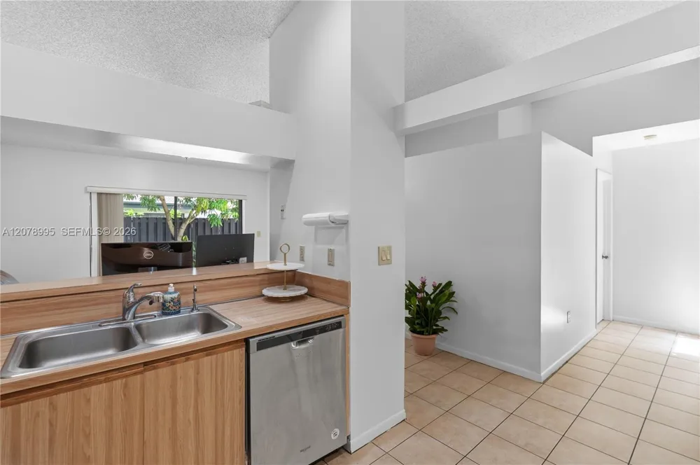 6633 NW 176th Ter Hialeah, FL 33015