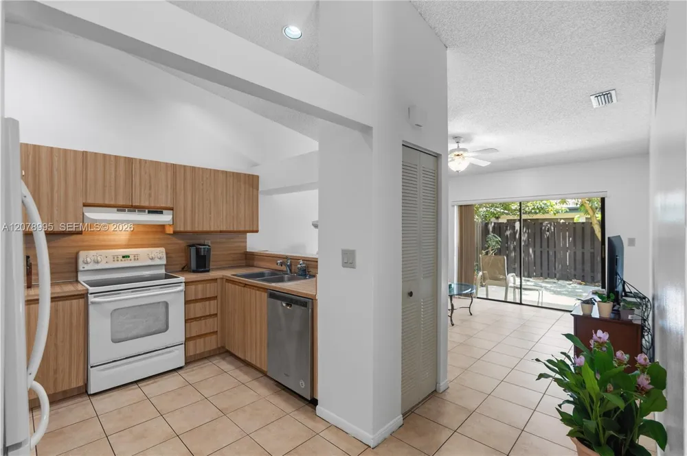6633 NW 176th Ter Hialeah, FL 33015